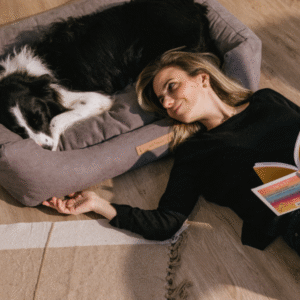 امرأة تستلقي بجانب كلبها على سرير Oreydashi Mun Dog Bed رمادي